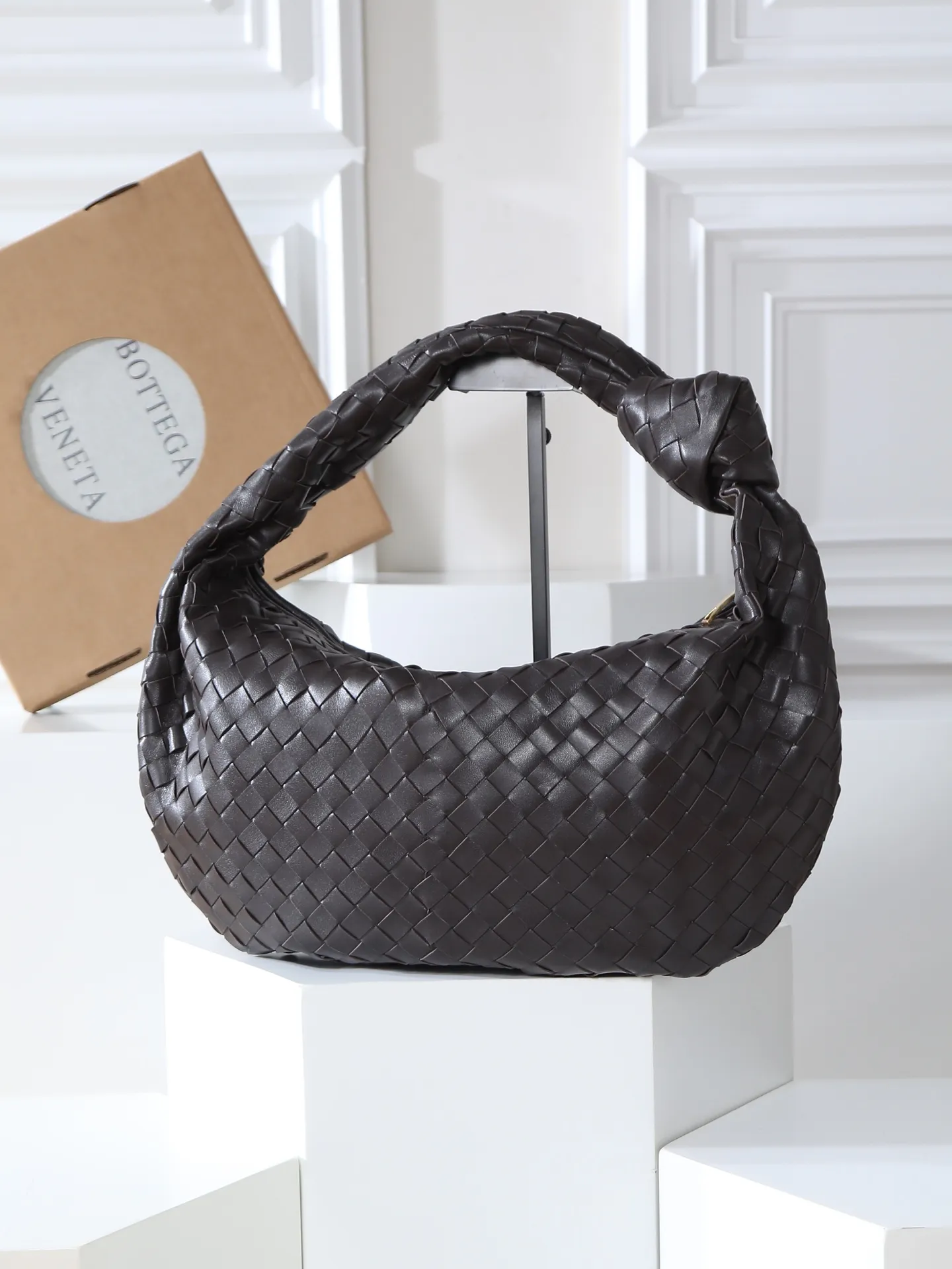 1280. 🥇 𝗝𝗢𝗗𝗜𝗘# Street style’s new favorite fashionable large size 𝙟𝙤𝙙𝙞𝙚 It’s coming, it’s coming, it’s really coming! I always felt that knitting was old-fashioned, until I met it - 𝙟𝙤𝙙𝙞𝙚, I realized that the original classic knitting elements and the new knot element design can be so fashionable! I have to admire your design talent! Large capacity to meet daily needs! Fashionable and versatile, it’s perfect for concave shapes, take it out to hit the streets! Size: 48*40*16cm Style No. #600261